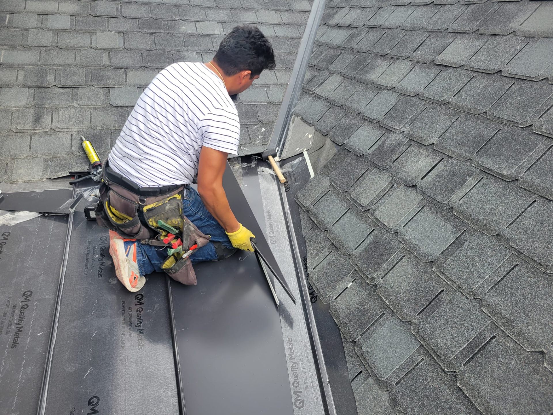 Detalle de instalación de panel metálico junto a shingles