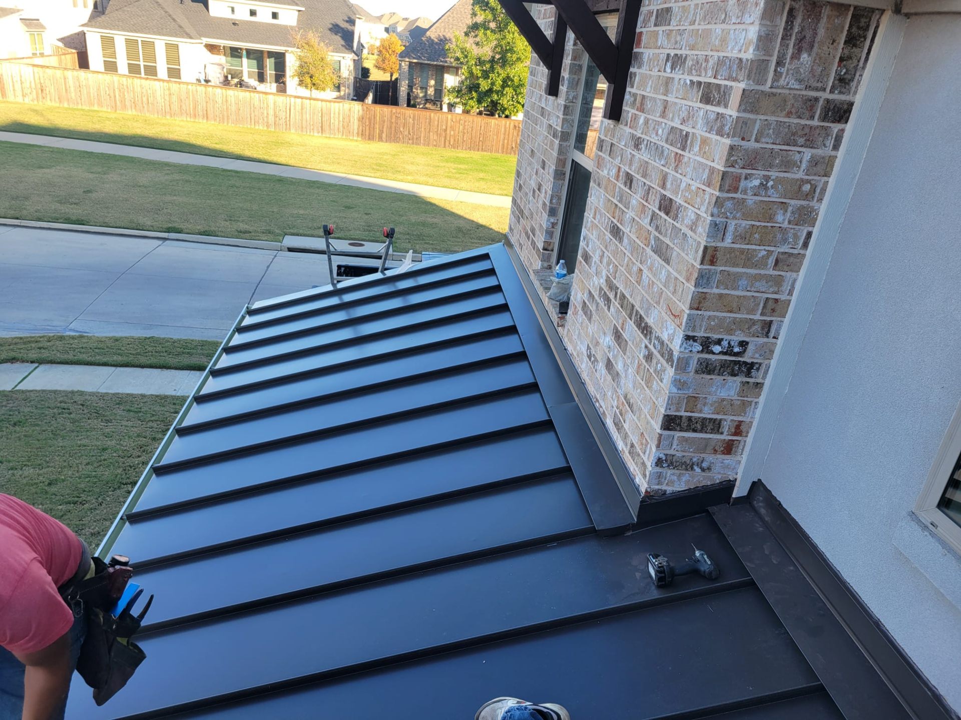Techo de standing seam metálico oscuro instalado